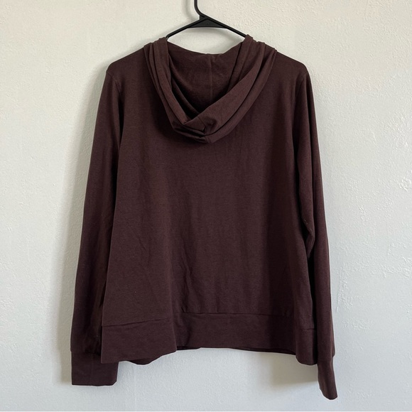 Vuori Women's Halo Performance Hoodie Mahogany Burgundy - Picture 5 of 5